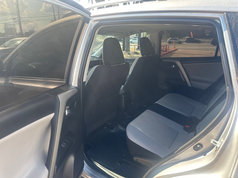 Toyota RAV4 Vehicle Full-screen Gallery Image 10