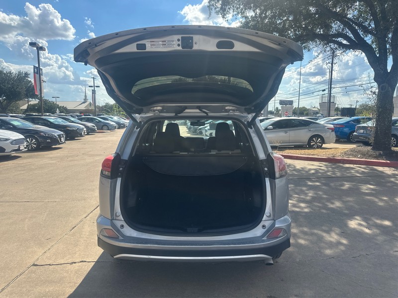 Toyota RAV4 Vehicle Full-screen Gallery Image 11