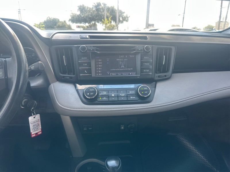 Toyota RAV4 Vehicle Full-screen Gallery Image 12