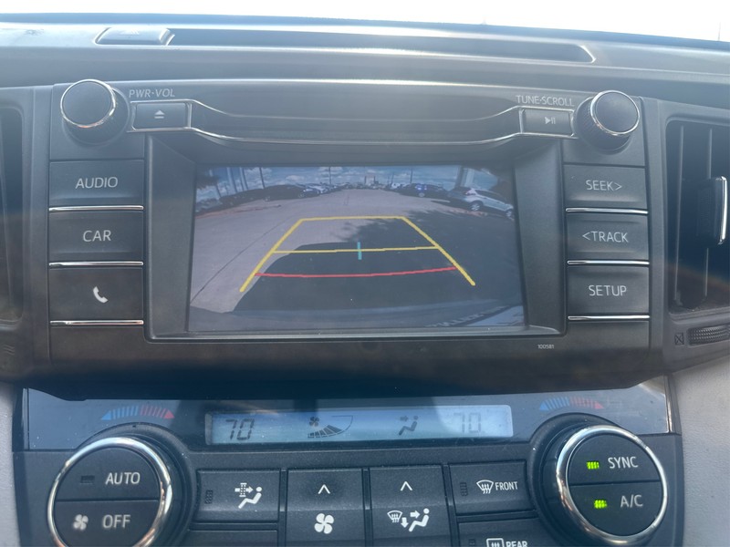 Toyota RAV4 Vehicle Full-screen Gallery Image 17