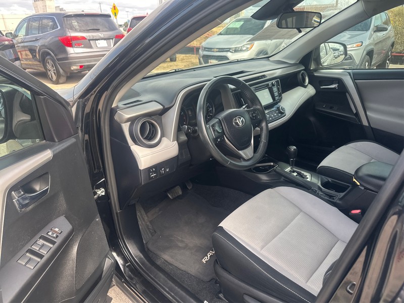 Toyota RAV4 Vehicle Full-screen Gallery Image 8