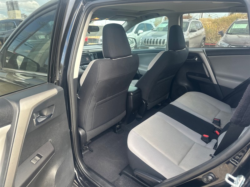 Toyota RAV4 Vehicle Full-screen Gallery Image 9