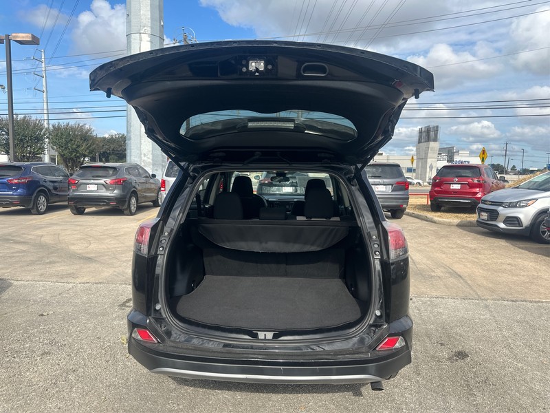 Toyota RAV4 Vehicle Full-screen Gallery Image 10