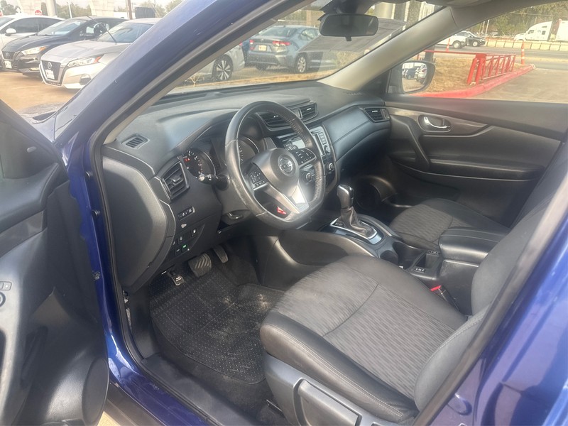 Nissan Rogue Vehicle Full-screen Gallery Image 9