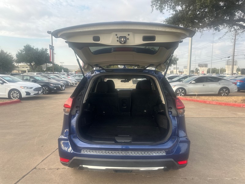 Nissan Rogue Vehicle Full-screen Gallery Image 11