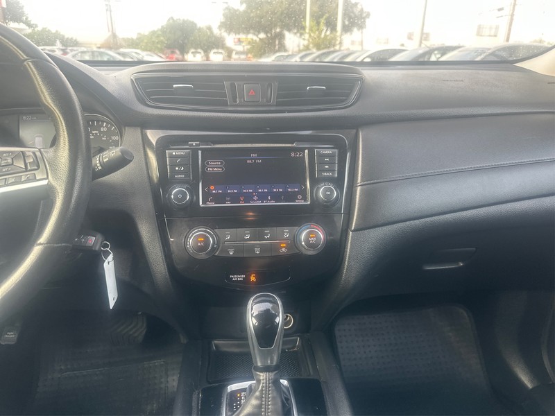 Nissan Rogue Vehicle Full-screen Gallery Image 12