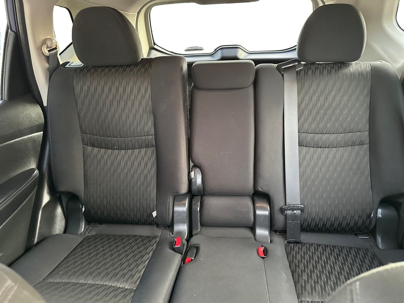 Nissan Rogue Vehicle Full-screen Gallery Image 13