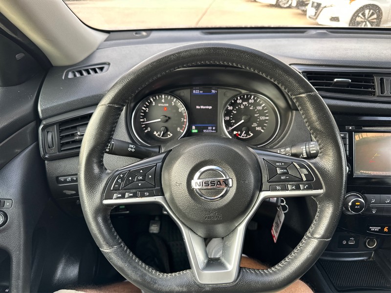 Nissan Rogue Vehicle Full-screen Gallery Image 14