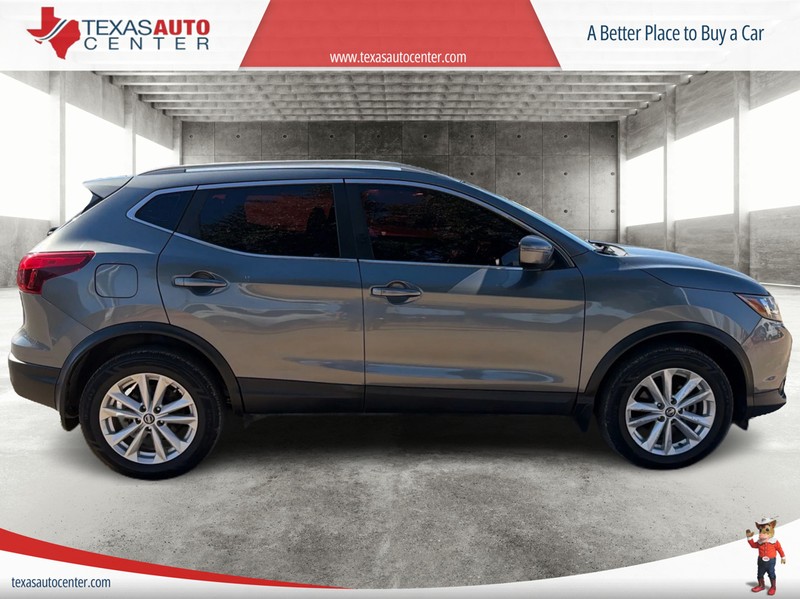 Nissan Rogue Sport Vehicle Full-screen Gallery Image 4
