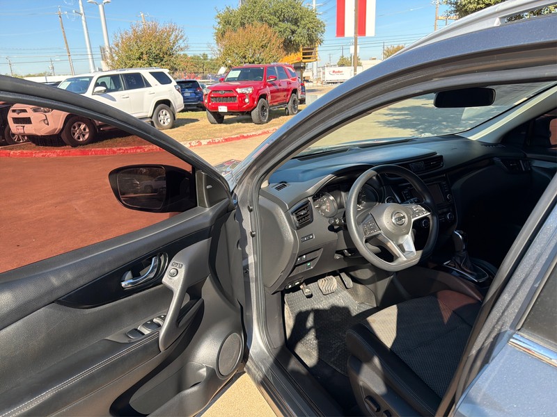 Nissan Rogue Sport Vehicle Full-screen Gallery Image 9