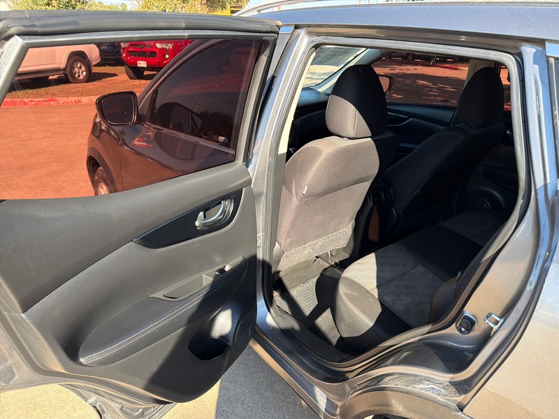 Nissan Rogue Sport Vehicle Full-screen Gallery Image 10