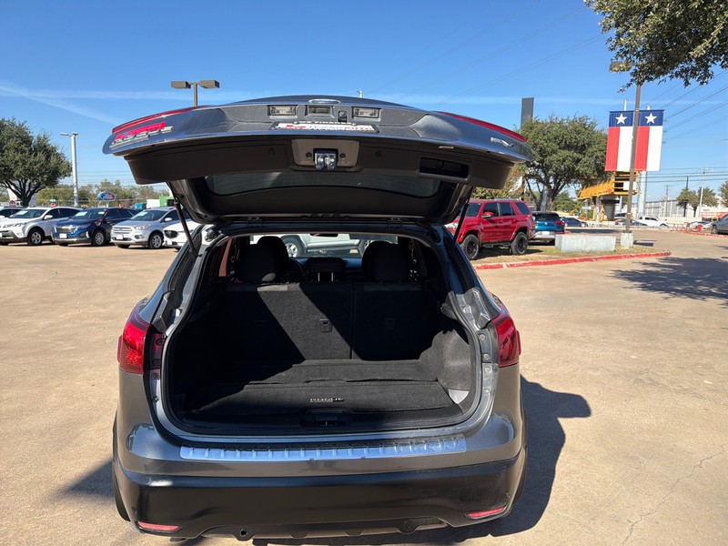 Nissan Rogue Sport Vehicle Full-screen Gallery Image 11