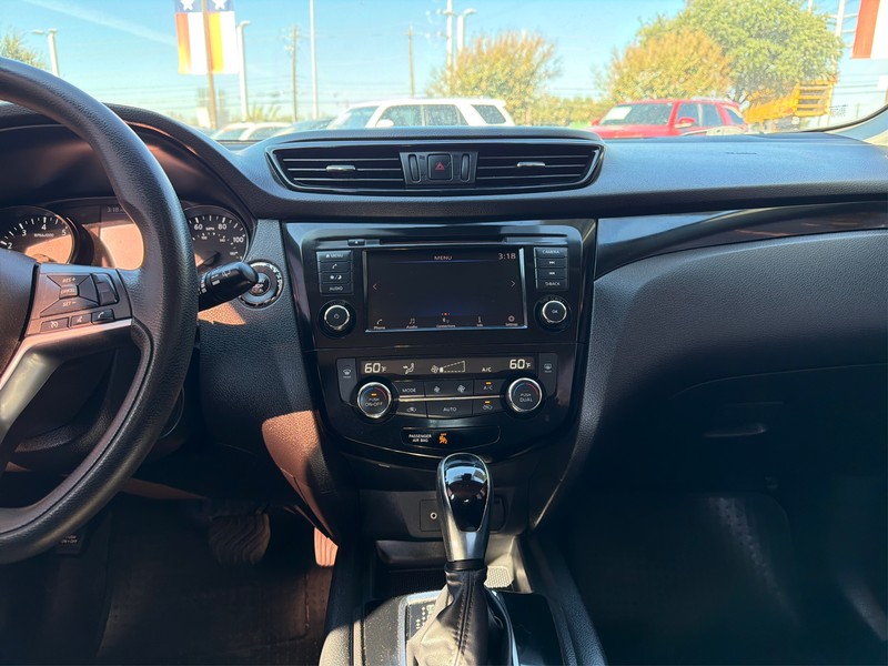 Nissan Rogue Sport Vehicle Full-screen Gallery Image 12