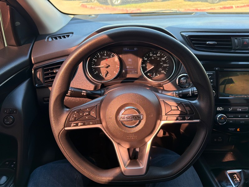 Nissan Rogue Sport Vehicle Full-screen Gallery Image 14