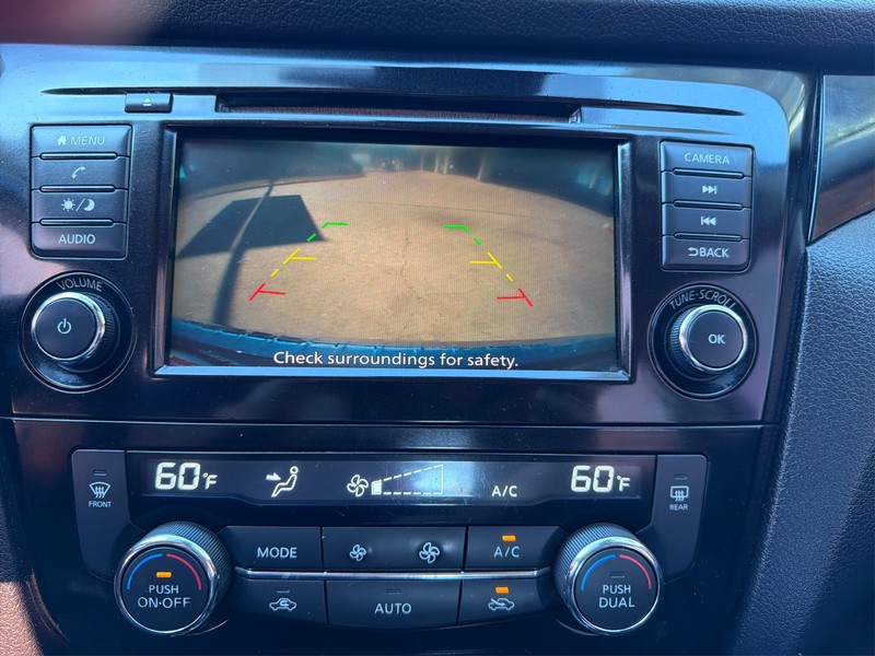 Nissan Rogue Sport Vehicle Full-screen Gallery Image 17