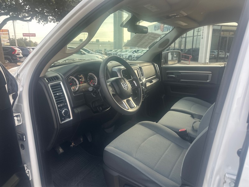 Ram 1500 Classic Vehicle Full-screen Gallery Image 9