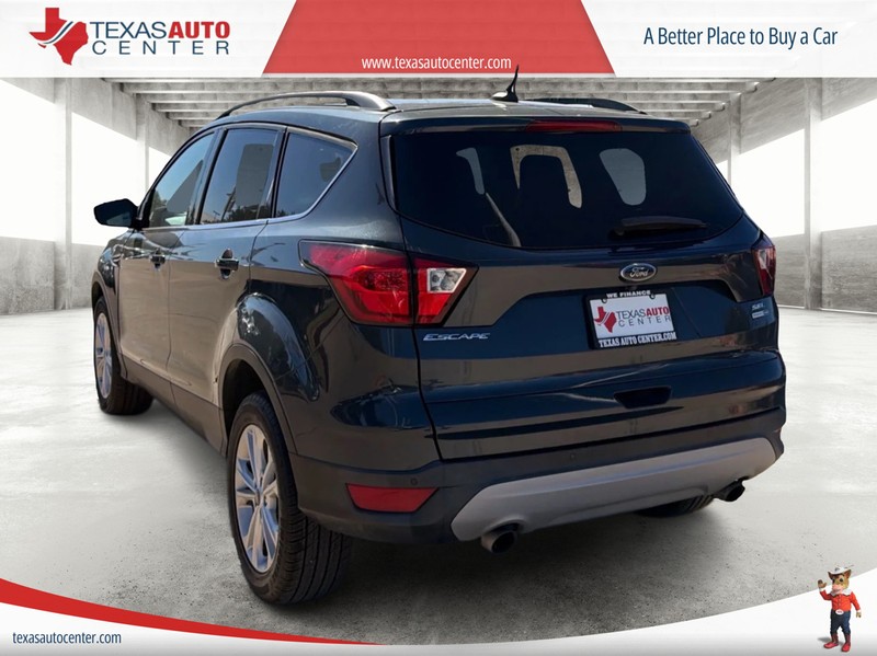 Ford Escape Vehicle Full-screen Gallery Image 8