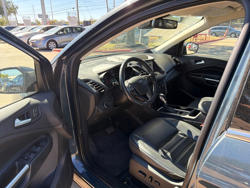 Ford Escape Vehicle Full-screen Gallery Image 9