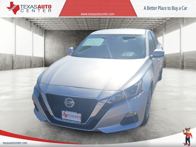 Nissan Altima Vehicle Full-screen Gallery Image 02