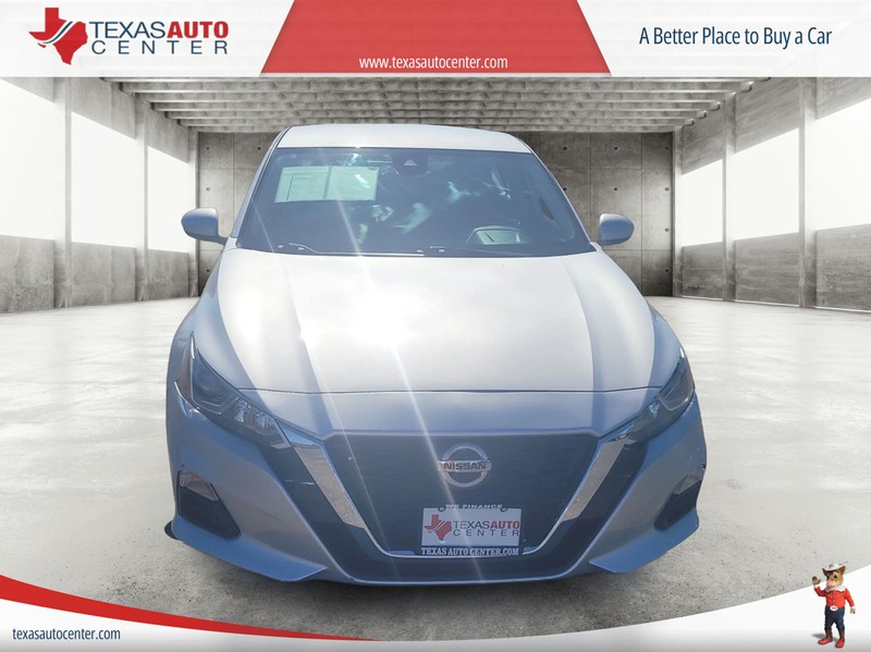 Nissan Altima Vehicle Full-screen Gallery Image 03