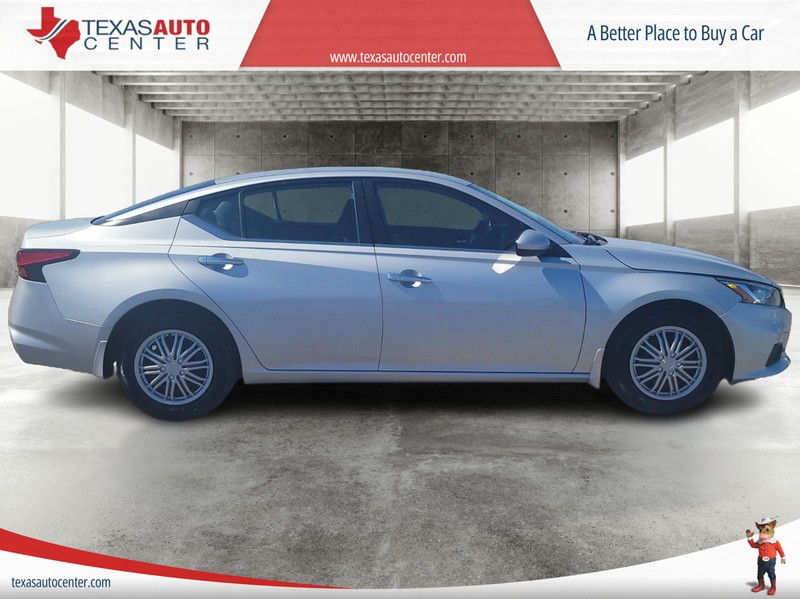 Nissan Altima Vehicle Full-screen Gallery Image 04