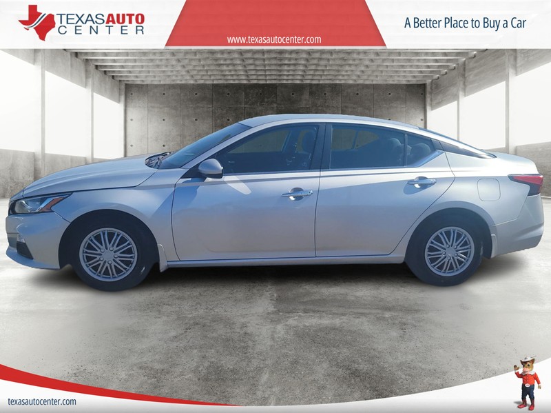 Nissan Altima Vehicle Full-screen Gallery Image 05