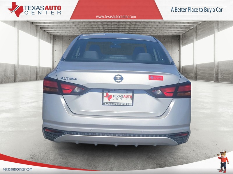 Nissan Altima Vehicle Full-screen Gallery Image 06