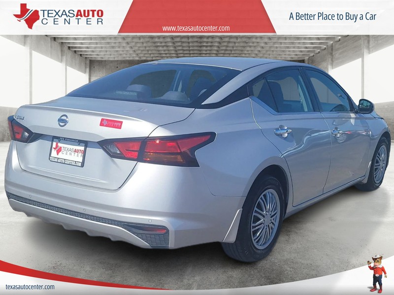 Nissan Altima Vehicle Full-screen Gallery Image 07