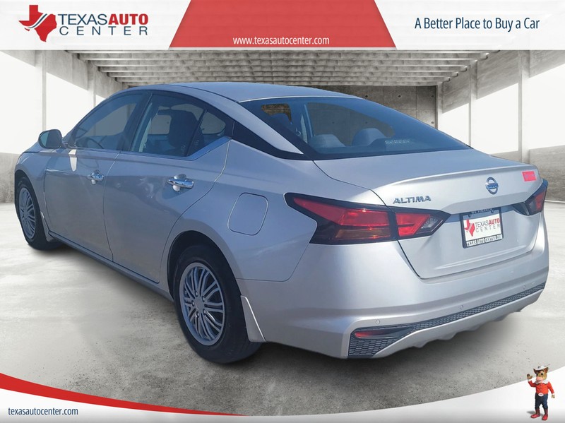 Nissan Altima Vehicle Full-screen Gallery Image 08