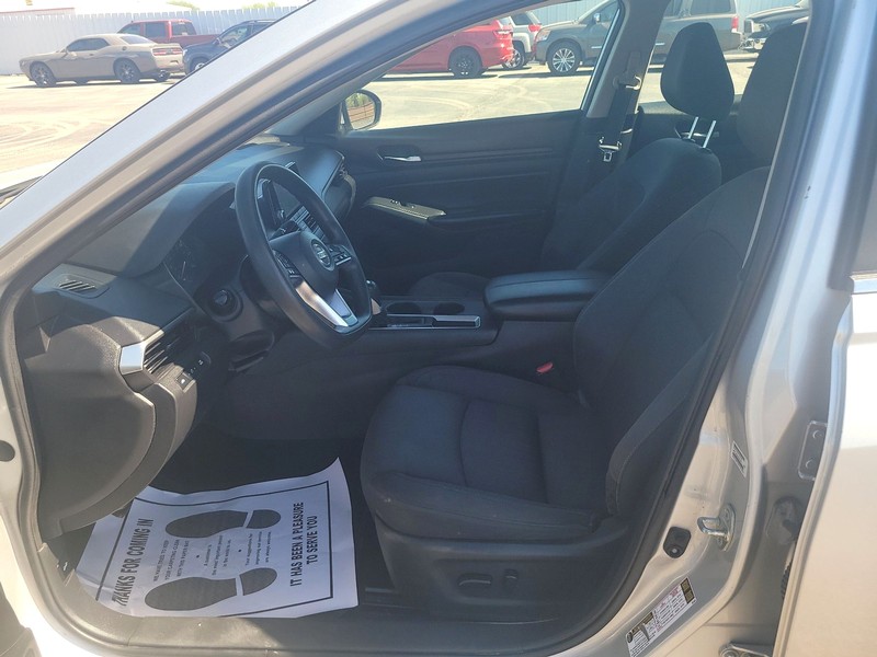 Nissan Altima Vehicle Full-screen Gallery Image 09