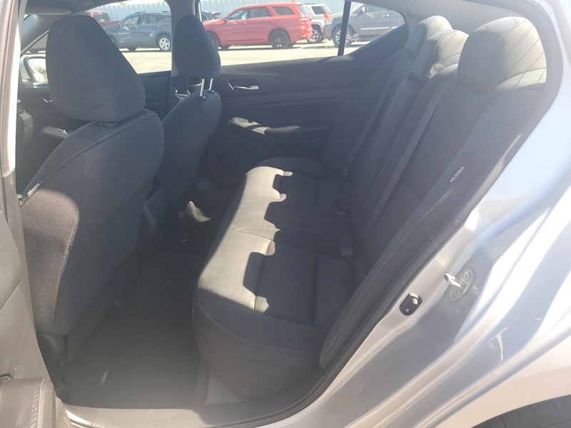 Nissan Altima Vehicle Full-screen Gallery Image 10