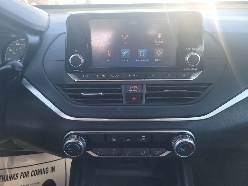 Nissan Altima Vehicle Full-screen Gallery Image 11