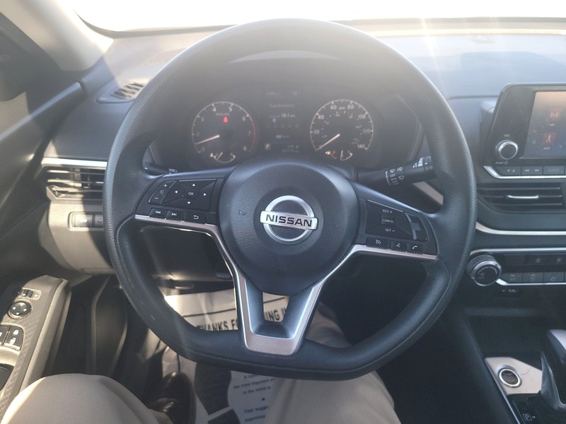 Nissan Altima Vehicle Full-screen Gallery Image 13