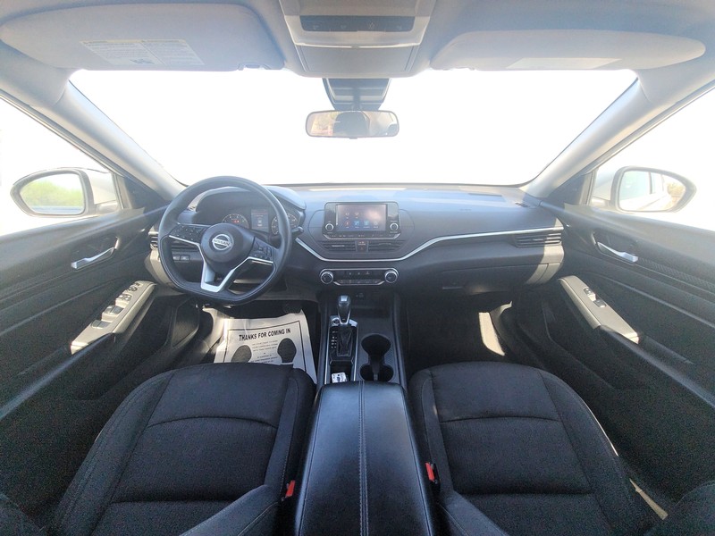 Nissan Altima Vehicle Full-screen Gallery Image 14