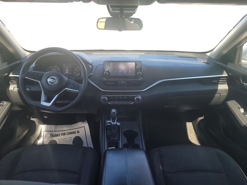 Nissan Altima Vehicle Full-screen Gallery Image 15