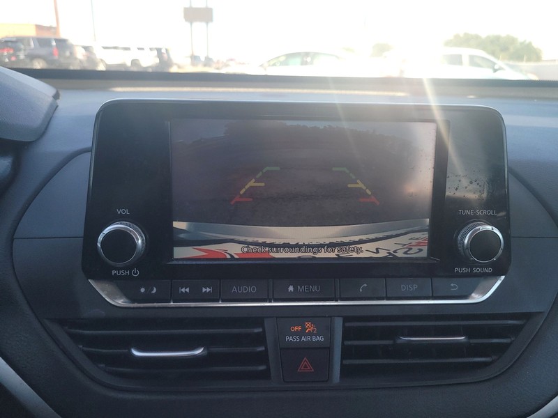 Nissan Altima Vehicle Full-screen Gallery Image 16