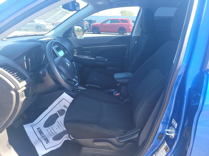 Mitsubishi Outlander Sport Vehicle Full-screen Gallery Image 01