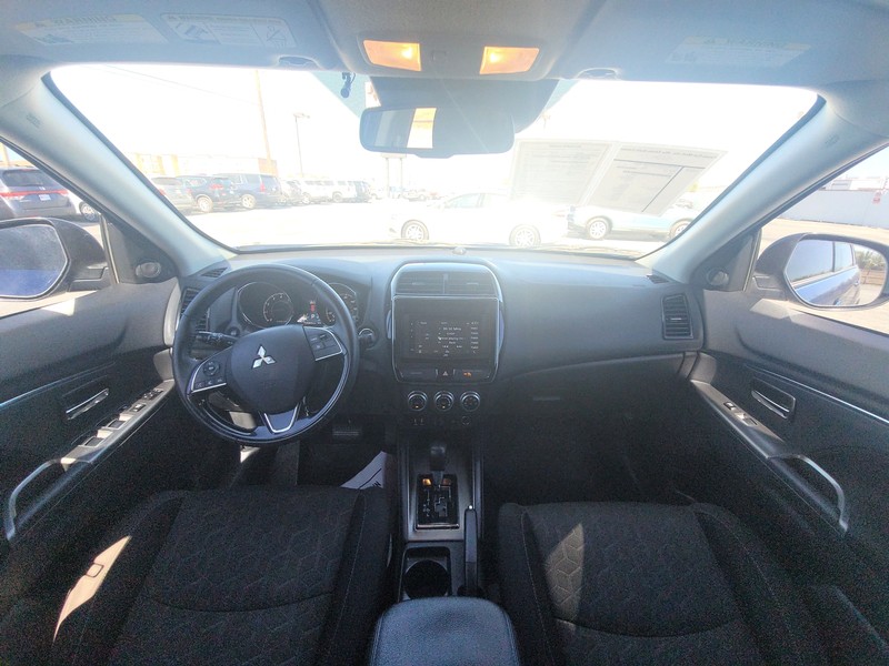 Mitsubishi Outlander Sport Vehicle Full-screen Gallery Image 07