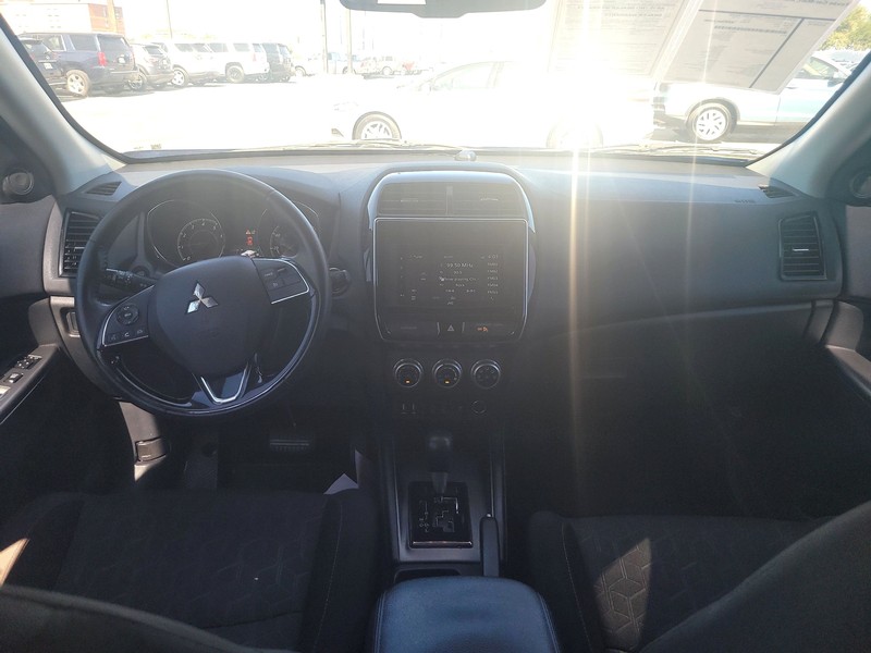 Mitsubishi Outlander Sport Vehicle Full-screen Gallery Image 08