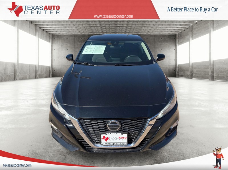 Nissan Altima Vehicle Full-screen Gallery Image 03