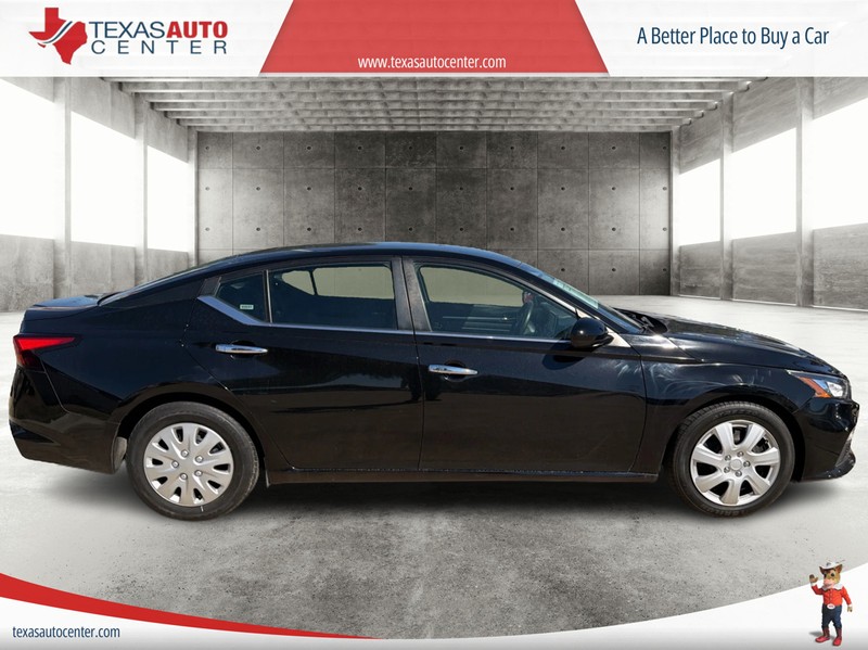 Nissan Altima Vehicle Full-screen Gallery Image 04