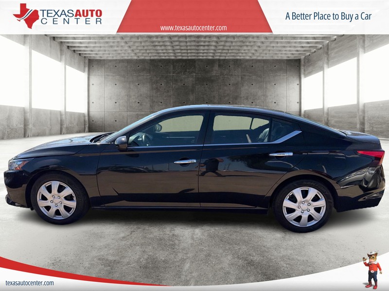 Nissan Altima Vehicle Full-screen Gallery Image 05