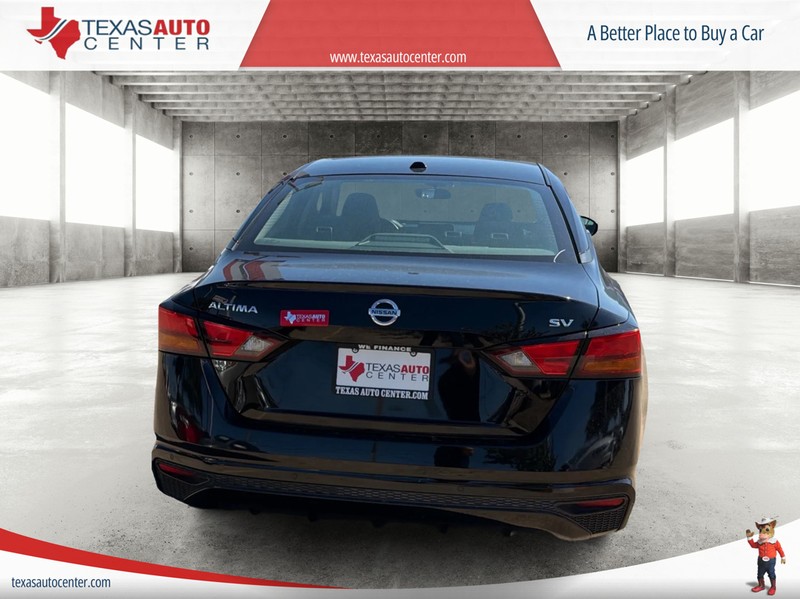 Nissan Altima Vehicle Full-screen Gallery Image 06