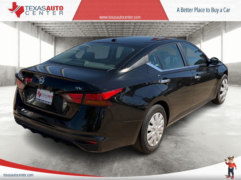 Nissan Altima Vehicle Full-screen Gallery Image 07