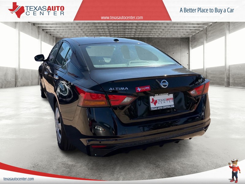 Nissan Altima Vehicle Full-screen Gallery Image 08