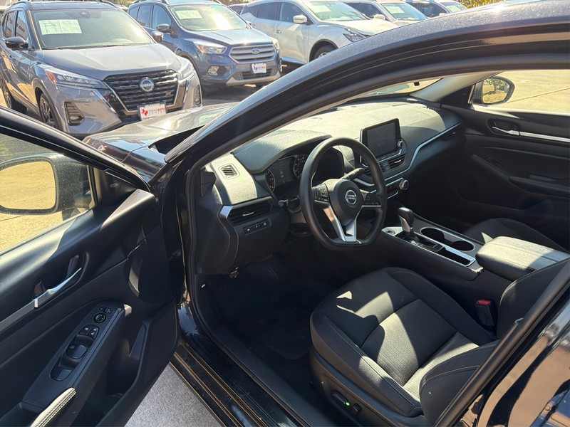 Nissan Altima Vehicle Full-screen Gallery Image 09