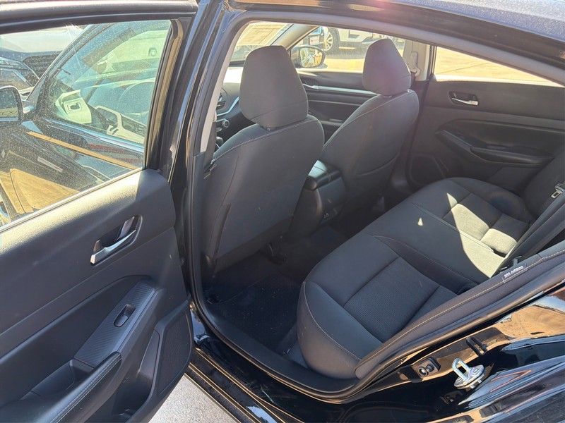 Nissan Altima Vehicle Full-screen Gallery Image 10