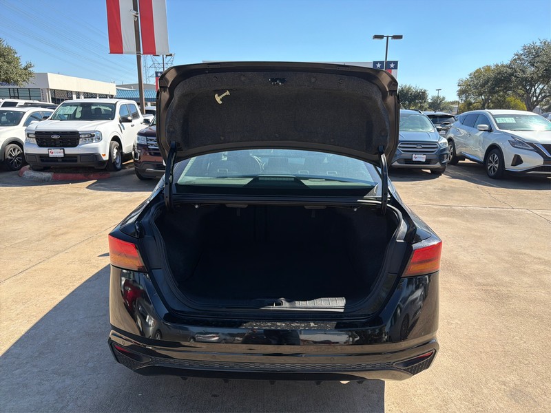 Nissan Altima Vehicle Full-screen Gallery Image 11