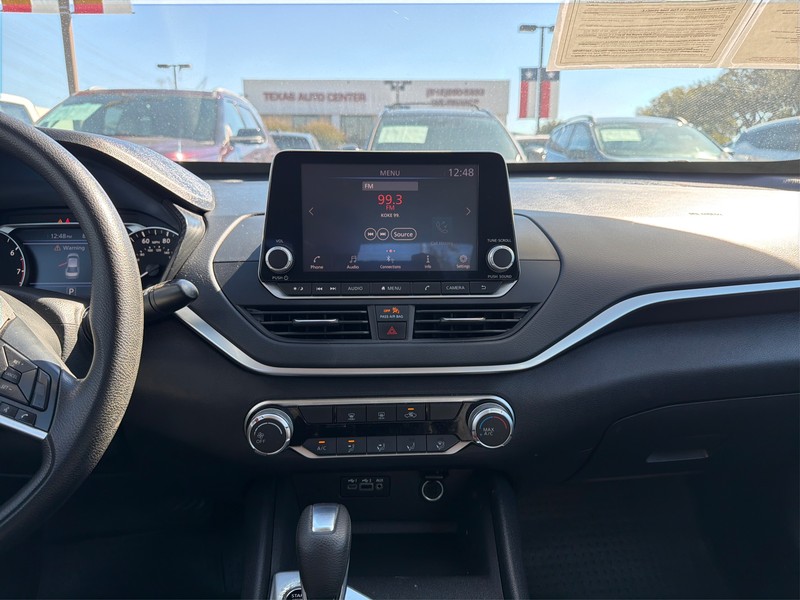 Nissan Altima Vehicle Full-screen Gallery Image 12