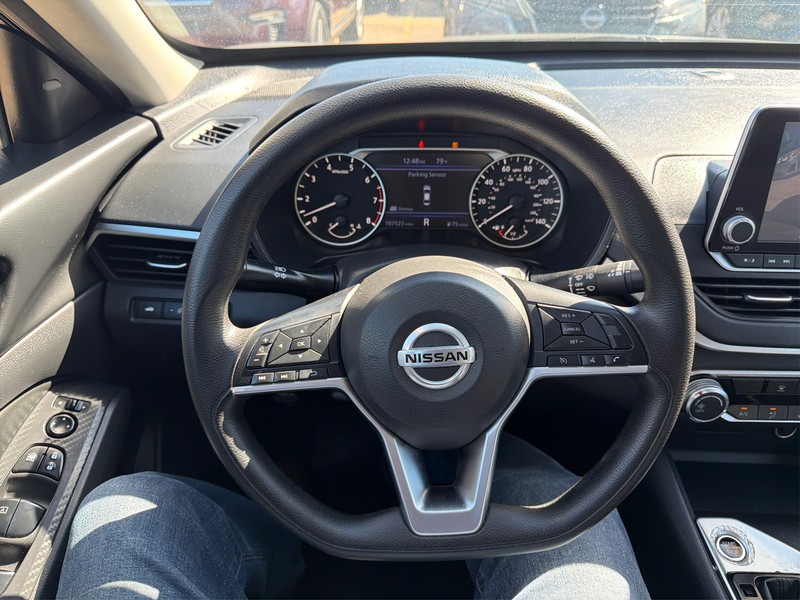 Nissan Altima Vehicle Full-screen Gallery Image 14